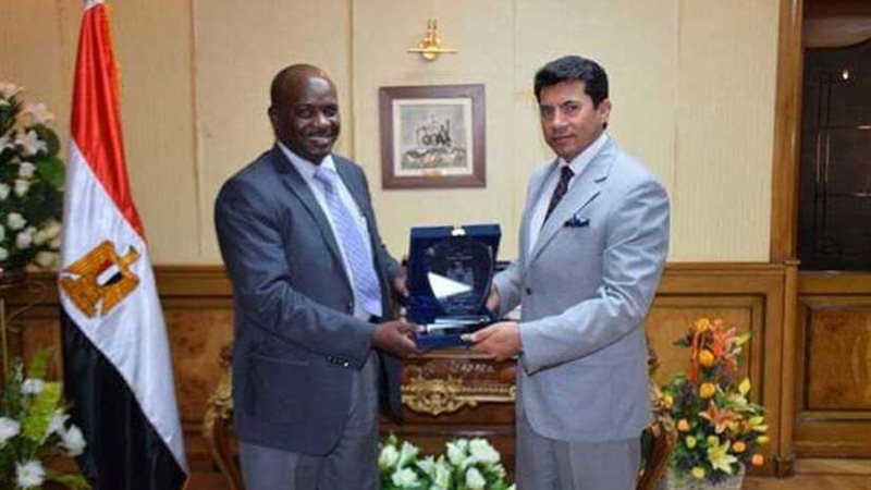 أشرف صبحي يستقبل