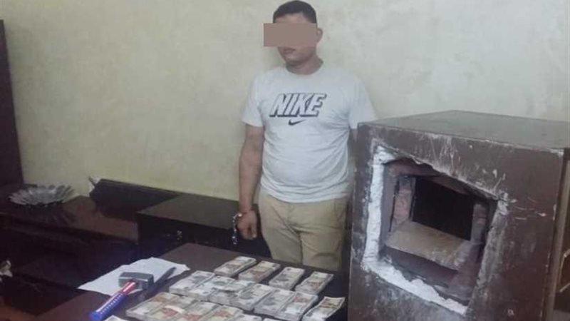 يرتدي النقاب ويسرق