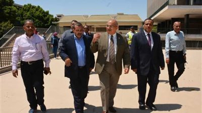 رئيس جامعة أسيوط يتفقد مرافق الحرم الجامعي.. صور