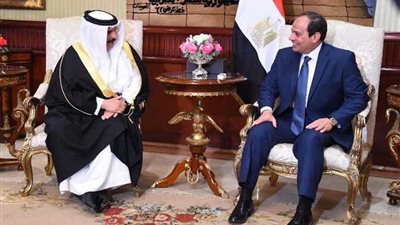 ملك البحرين في مقدمة مستقبلي الرئيس السيسي