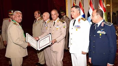 الفريق أول محمد زكى القائد العام للقوات المسلحة وزير الدفاع والإنتاج الحربى يكرم القادة المحالين للتقاعد