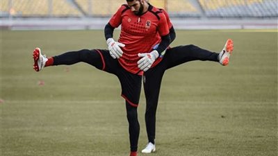 شريف إكرامي ينتظم في تدريبات الأهلي استعدادا لمواجهة الانتاج الحربي