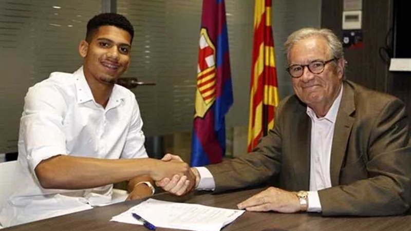 رسميا.. برشلونة يضم