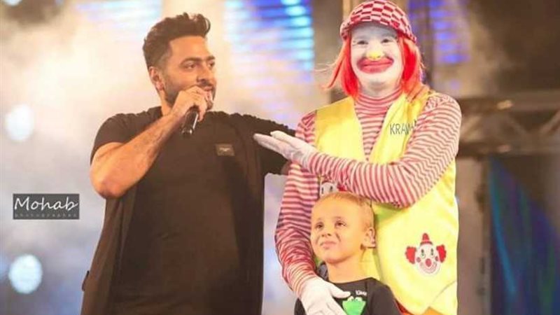 تامر حسني يحتفل بشفاء