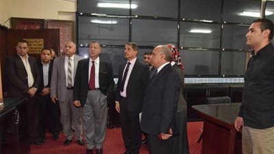 محافظ بني سويف يتابع غرفة العمليات الرئيسية بالمحافظة