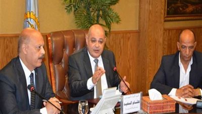 محافظ الغربية يبحث المشروعات المعلقة والاستعداد للعام الدراسى وتوزيع الأطباء لسد العجز بالمستشفيات