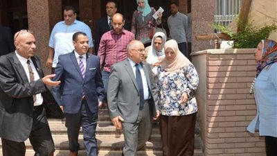 رئيس جامعة أسيوط يأمر بنقل مقر الكشف الطبى إلى قاعة مكيفة الهواء..