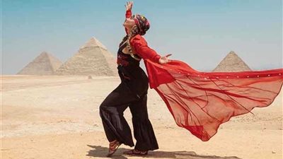 المغنية الأمريكية إليشيا كيز تغادر القاهرة