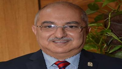 رئيس جامعة أسيوط ووفد من الأساتذة يهنئون 