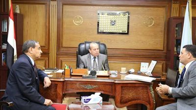 محافظ كفرالشيخ يجتمع بالمستشارين القانونين فى المحافظة