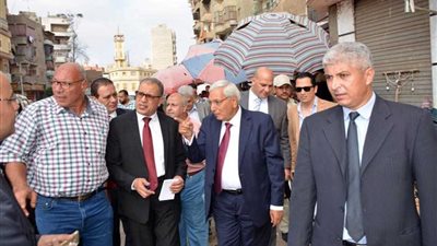 محافظ الدقهلية يستمع لمشاكل المواطنين بالمنصورة