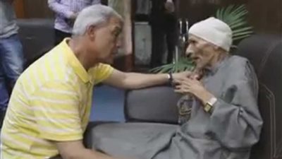 محافظ المنوفية يستمع لشكوى أحد المواطنين