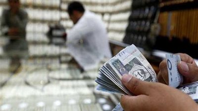 السعودية تنفي فرض رسوم على التحويلات النقدية للعاملين الأجانب