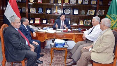 مستشارى هيئة قضايا الدولة يقدمون التهنئه لمحافظ القليوبية