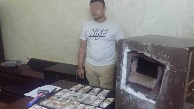 القبض على عامل يقلد