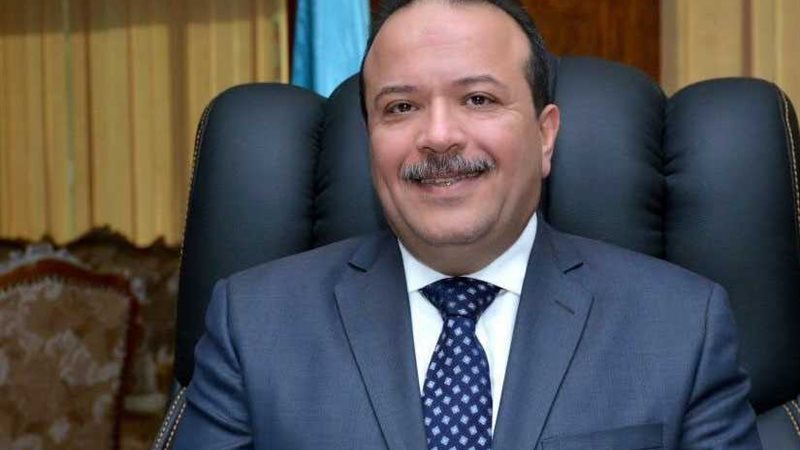 سبع يكرّم أستاذًا