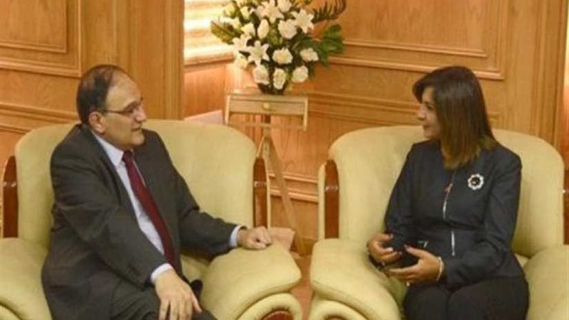 وزيرة الهجرة تبحث