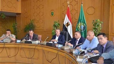 محافظ الاسماعيلية يستعرض استعدادات العام الدراسى الجديد