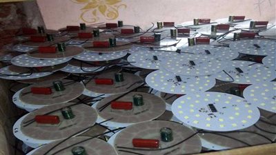 ضبط منظفات ولمبات وعبوات غذائية غير صالحة في الغربية