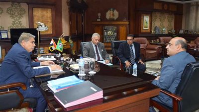 محافظ المنيا يوجه رؤساء المراكز الجدد بتلبية احتياجات المواطنين