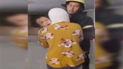 الشرطة تنقذ طفلًا أغلق والداه الباب وتركا المفاتيح سهوًا بالداخل