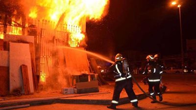 السيطرة على حريق شب في مصنع للأقمشة بقها
