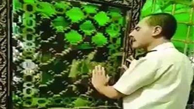 أمين شرطة يقدم ابتهالات أمام مقام سيدي أبو الحجاج بالأقصر (فيديو)