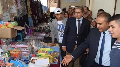 محافظ المنيا يفتتح معرض السلع والأدوات المدرسية بأبوقرقاص