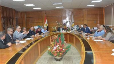 تجهيز مركز الإصابات ومستشفى 2020 على مائدة رئيس جامعة أسيوط وأعضاء البرلمان.. (صور)