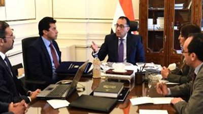 رئيس الوزراء يناقش مع وزير الشباب خطة تطوير 
