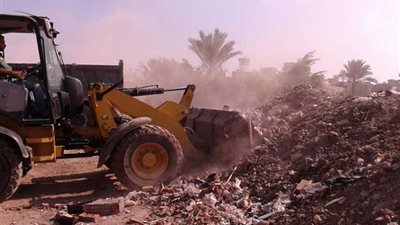 رفع 520 متر مخلفات بناء من طريق ترعة المنصورية بالدقهلية