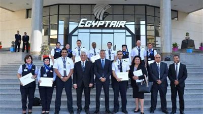 مصر للطيران تكرم بعض افراد الضيافه الجويه لأدائهم المتميز