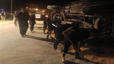 تعطل الحركة المرورية جراء انقلاب سيارة محملة بالذرة بالطريق الزراعى بالبحيرة