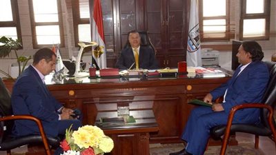 محافظ بني سويف يستعرض الجهود التنموية للأرومان في مختلف المجالات