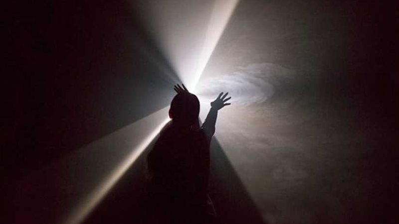 الموت يهزم العلم..