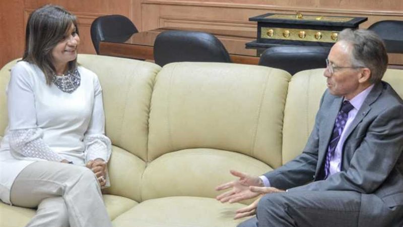 وزيرة الهجرة تلتقي