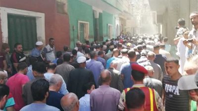 الآلاف يشيعون الشهيد 