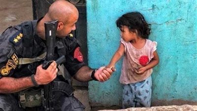 تلاحم الشرطة مع الأهالي بالمنيا يرسم البهجة على وجوه الأطفال ويصفع المنظمات المشبوهة