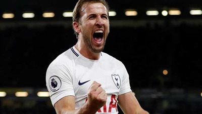 هاري كين يتسلم الحذاء الذهبي قبل مباراة إسبانيا