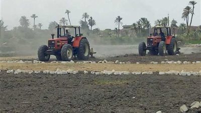 إزالة 104 حالات تعد على الأراضي الزراعية بمركزي سمالوط والعدوة