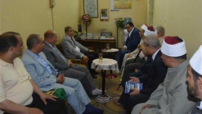 محافظ المنيا يستمع لمطالب المواطنين ومقترحات تطوير العمل عقب صلاة الجمعة