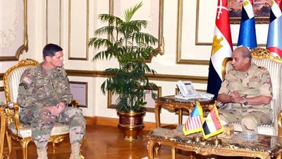 وزير الدفاع ورئيس الأركان يلتقيان قائد القيادة المركزية الأمريكية