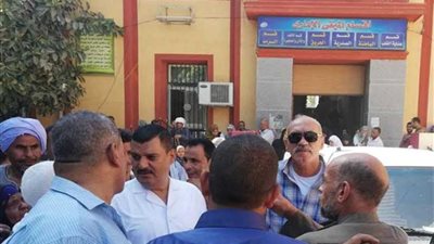إحالة 129 طبيبا وعاملا للتحقيق لتغيبهم عن العمل بمستشفى ديروط.. (صور)