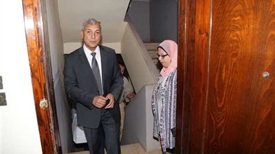 محافظ المنوفية يزور مسنًا في منزله للاطمئنان علي صحته