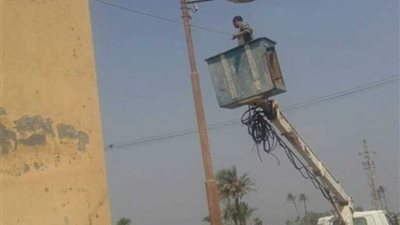 صيانة كشافات الإنارة بطريق العدوة شمس الدين بالمنيا