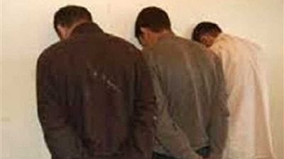 القبض على 3 عاطلين لقيامهم بفرض إتاوات على السائقين بموقف الخصوص