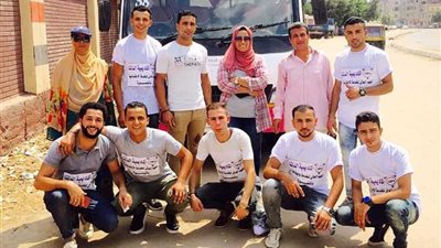 طلاب الخدمة الاجتماعية بالمنصورة ينظفون محيط المدارس استعدادًا للدراسة.. (صور)