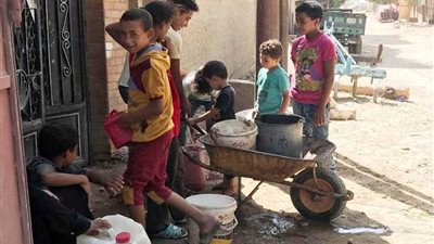 أهالي الغنايم يلجأون إلى طلمبات الري بعد انقطاع المياه عن المنازل (صور)