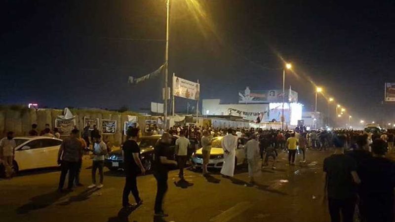 محتجون يحتشدون داخل