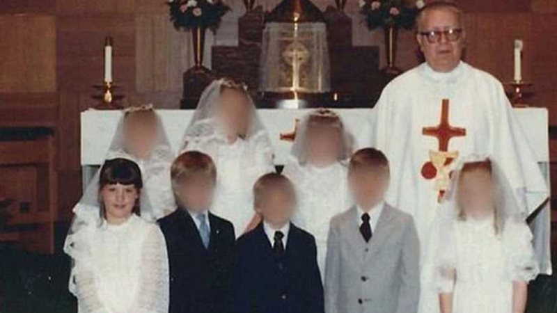 قس كاثوليكي يعتدي